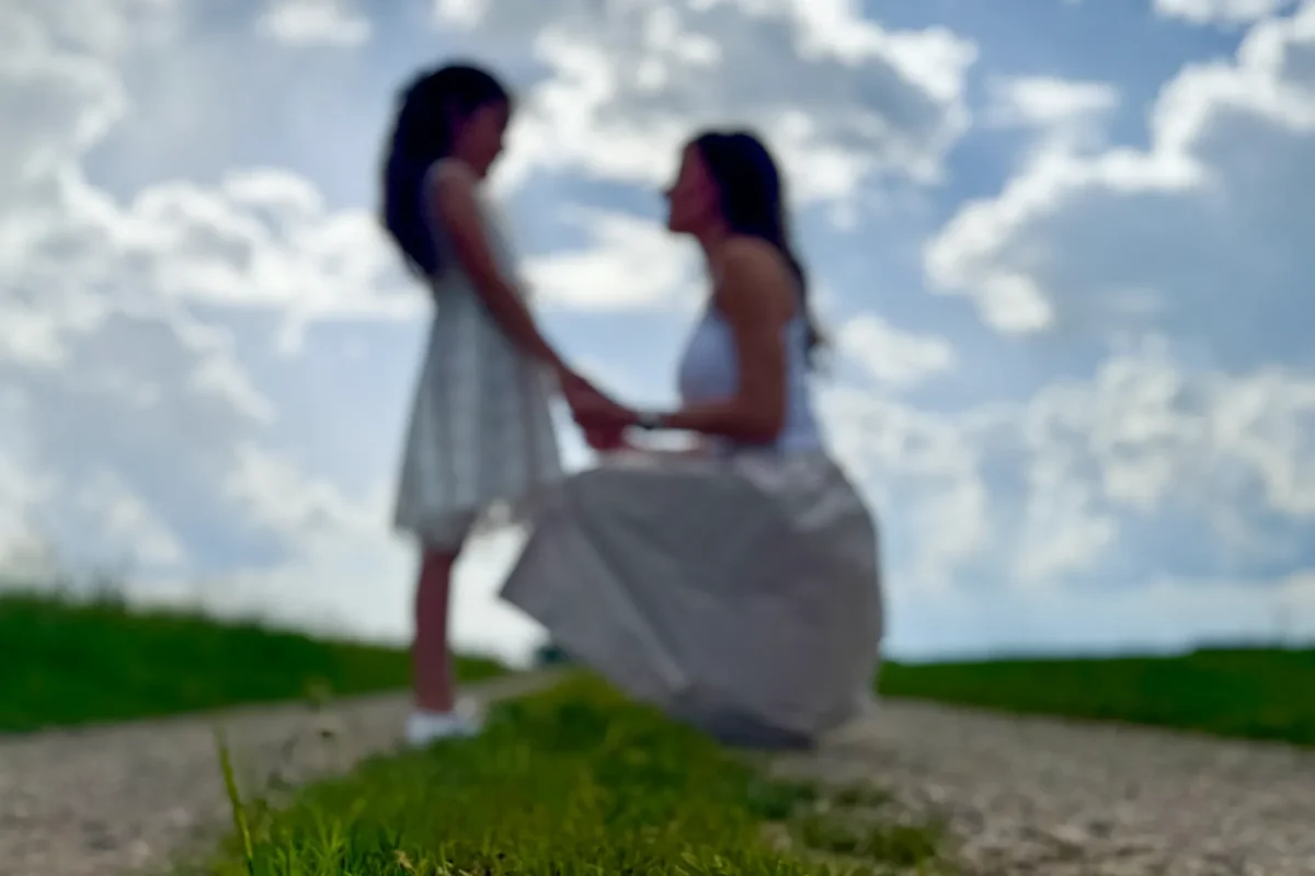 Unscharfe Darstellung einer Mutter und eines Kindes.